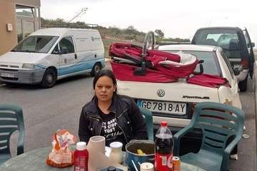 Una familia de Caserones Altos, en la calle con sus enseres tras ser desalojada por Visocan/TA.
